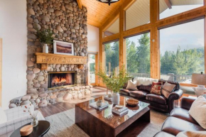 Canopy by AvantStay 8 BR Cabin w Hot Tub, Movie Theatre & Sauna